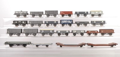 Lot 526 - Aitch Mouldings and other commercial manufacturers 0 Gauge Kitbuilt plastic bodied GWR and other Goods wagons (23)