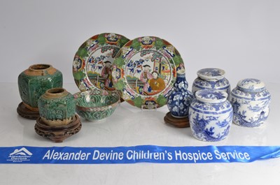 Lot 2 - A collection of ceramics