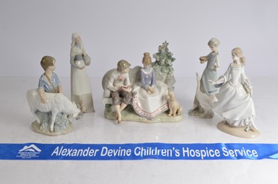 Lot 7 - Five items of Lladro and Nao porcelain