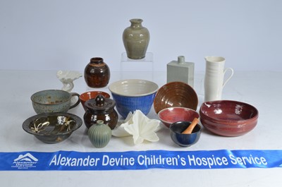 Lot 34 - An assortment of ceramics and pottery