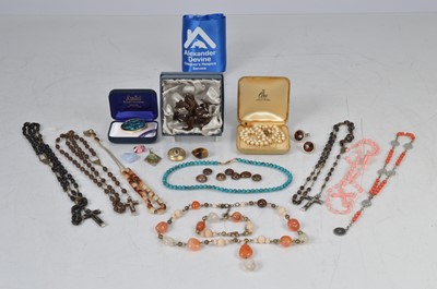 Lot 148 - A small collection of jewellery and hardstones