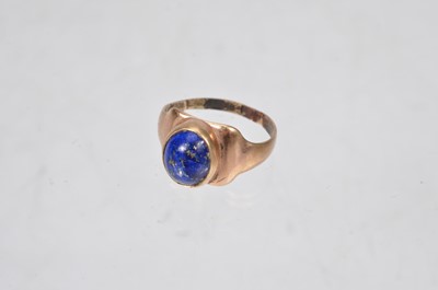 Lot 150 - A 9ct gold and lapis lazuli signet ring