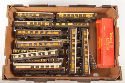 Lot 9 - Tri-ang and early Hornby Great Western and Pullman coaches  (28)