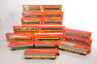 Lot 13 - Tri-ang and Hornby 00 Gauge coaches (18)
