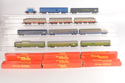 Lot 18 - Tri-ang 00 gauge Transcontinental Locomotives and  coaches (12)