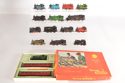 Lot 23 - Tri-ang 00 gauge Clockwork Train set with extra Clockwork and electric Steam Locomotives (15)