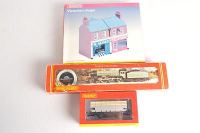 Lot 36 - Hornby 00 gauge Locomotive wagon and building in original boxes  (3)
