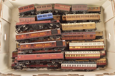 Lot 37 - Hornby 00 gauge Express and Suburban coaches  (35)