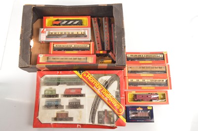 Lot 38 - Hornby 00 gauge Freight set with extra rolling stock (16)