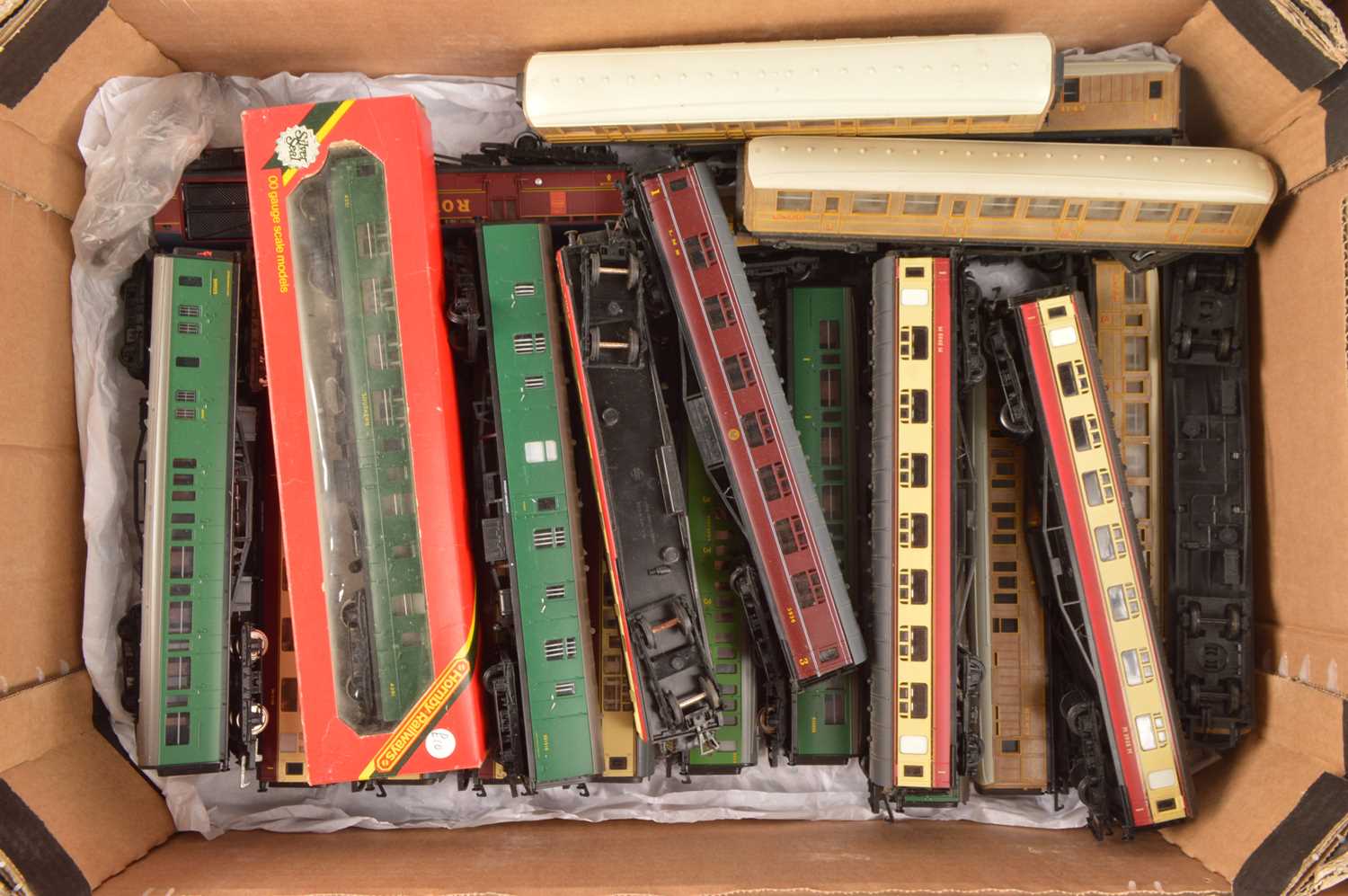 Lot 56 - Hornby Airfix Mainline 00 gauge  coaches (23)