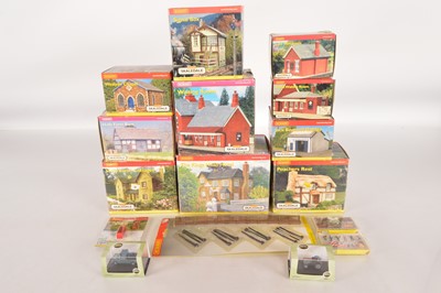 Lot 64 - Hornby Skaledale buildings with other accessories all in original boxes  00 gauge  (15)