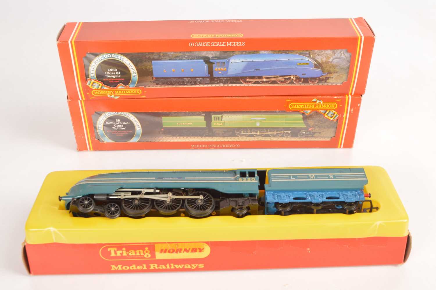 Lot 69 - Hornby 00 gauge Steam Locomotives and tenders in original boxes (3)