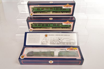 Lot 77 - Bachmann SR Locomotive and tender with coaches in original boxes 00 gauge (3)