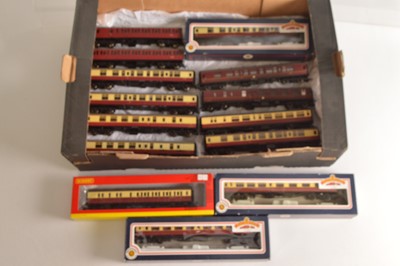 Lot 79 - Bachmann Hornby 00 gauge Coaches (14)