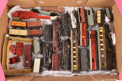 Lot 86 - Hornby Dublo 2 and 3-rail Locomotives coaches and wagons 00 gauge (24)