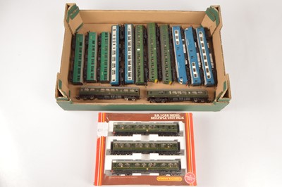 Lot 91 - Tri-ang Hornby Lima and other Multiple Units and coaches 00 gauge (16)