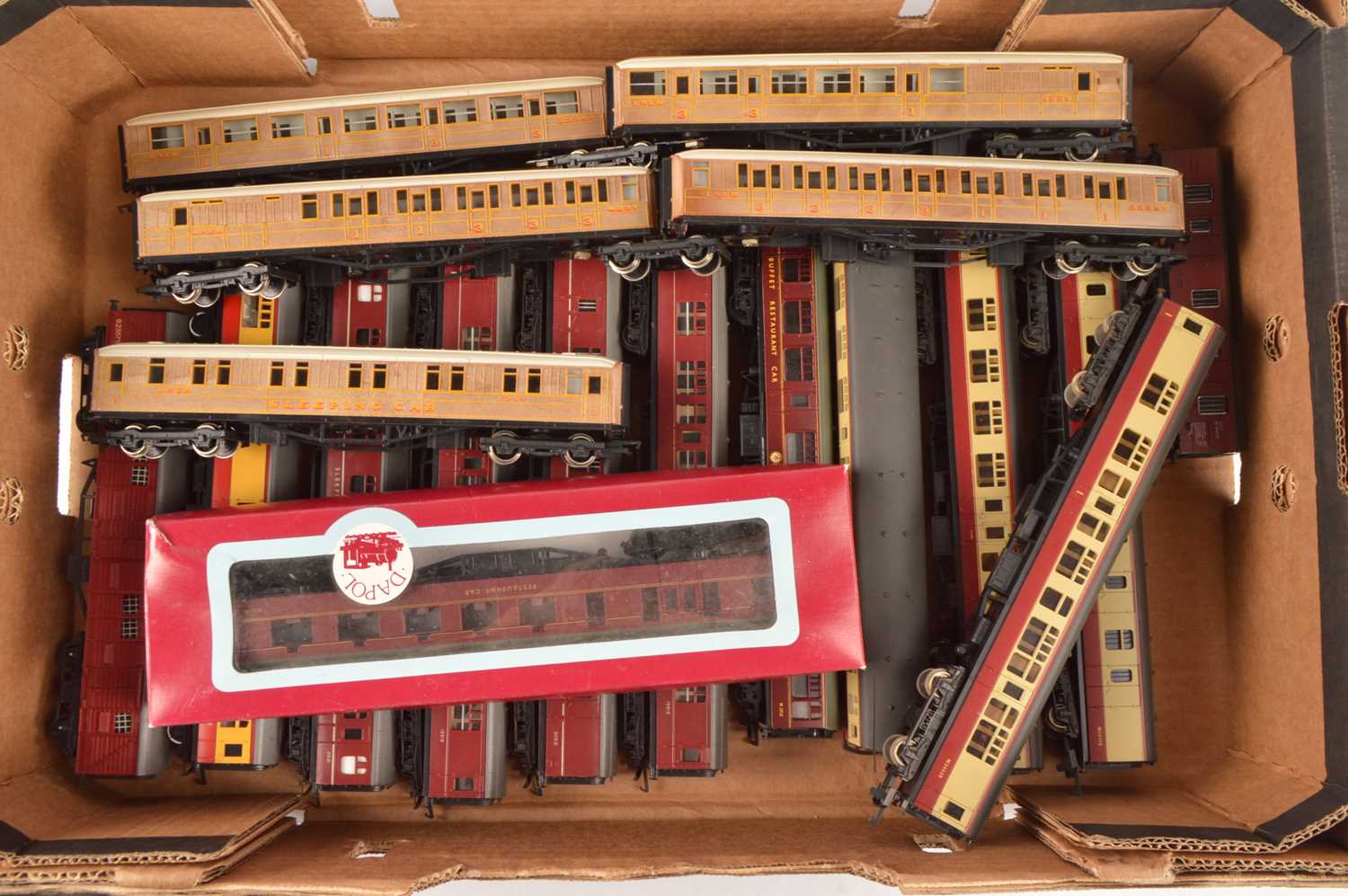 Lot 94 - Hornby Lima Mainline and other coaches and vans 00 gauge (19)