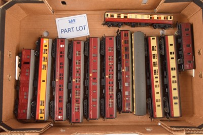Lot 94 - Hornby Lima Mainline and other coaches and vans 00 gauge (19)