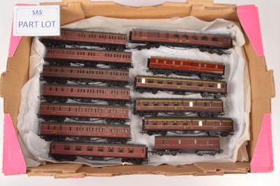 Lot 95 - Airfix Lima Mainline and other coaches and vans all in LMS maroon liveries 00 gauge (18)