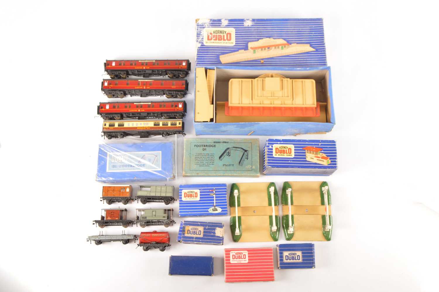 Lot 98 - Hornby-Dublo 00 Gauge 2 and 3-Rail boxed Lineside Accessories and Station and unboxed Passenger and goods Rolling Stock (20+).