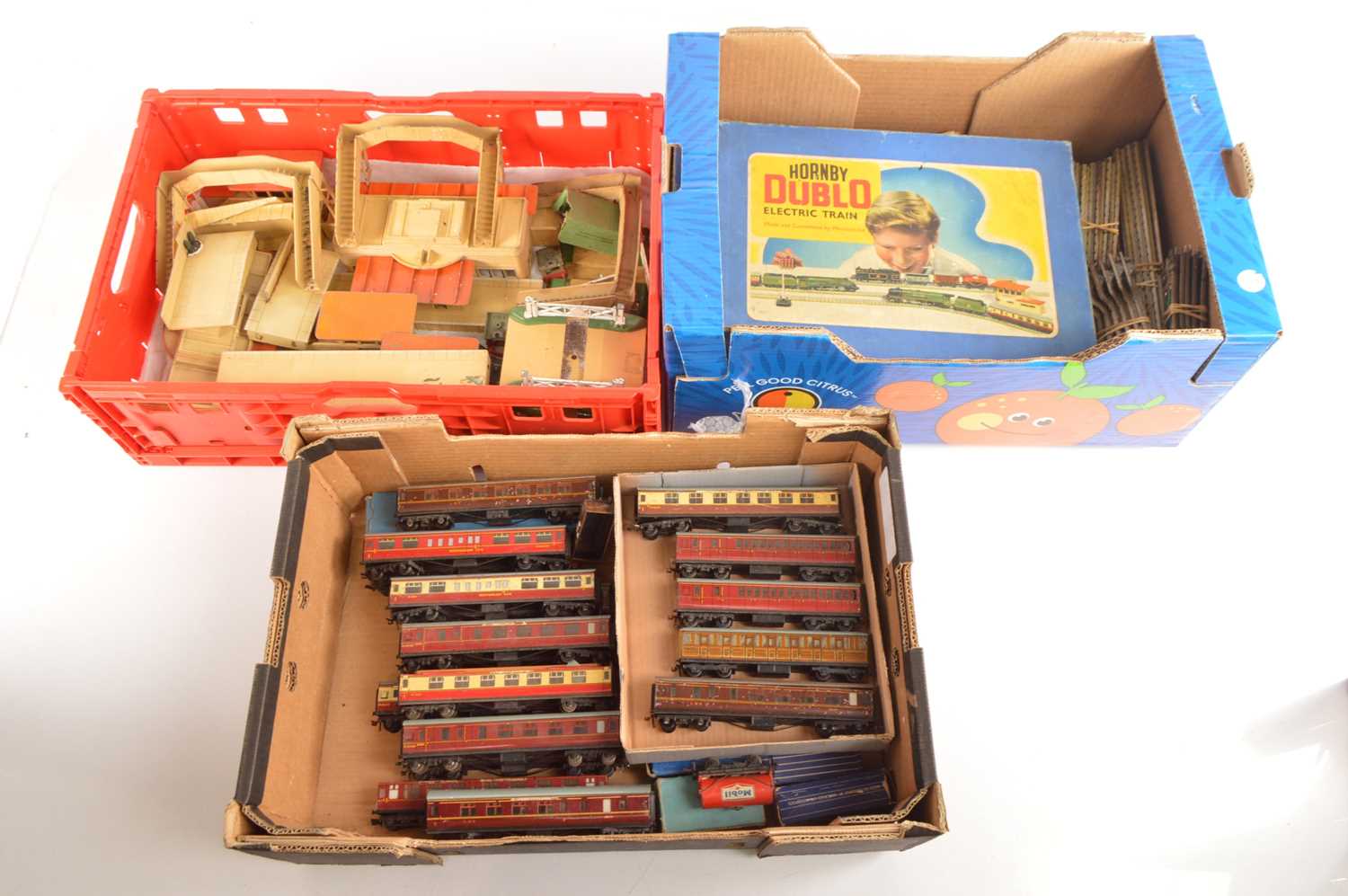 Lot 100 - Hornby-Dublo 00 Gauge 3-Rail boxed Set and unboxed Coaches Goods Rolling stock Track and Buildings (large qty in three boxes)