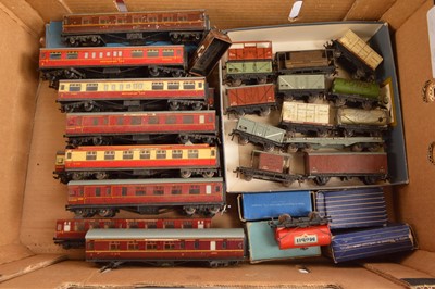 Lot 100 - Hornby-Dublo 00 Gauge 3-Rail boxed Set and unboxed Coaches Goods Rolling stock Track and Buildings (large qty in three boxes)