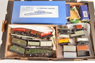 Lot 103 - Hornby-Dublo 00 Gauge 3-Rail Locomotive Passenger Coaches Goods Wagons Station and other Accessories (qty)