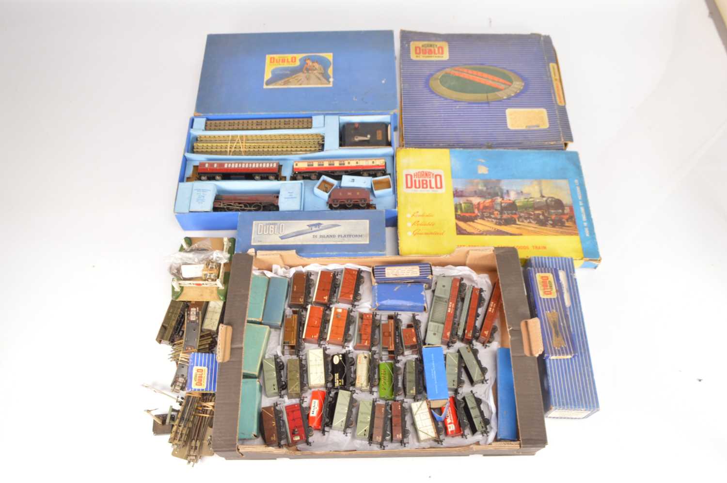 Lot 105 - Hornby-Dublo 00 Gauge 2 and 3 -Rail part Sets and various 3- Rail trucks and Accessories (qty)