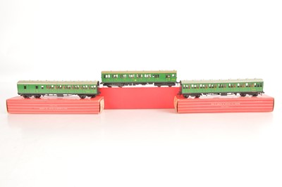 Lot 106 - Hornby-Dublo 00 Gauge BR SR green  boxed 2350 (2250) Export EMU Motor Coach and two UK Suburban Coaches (3)