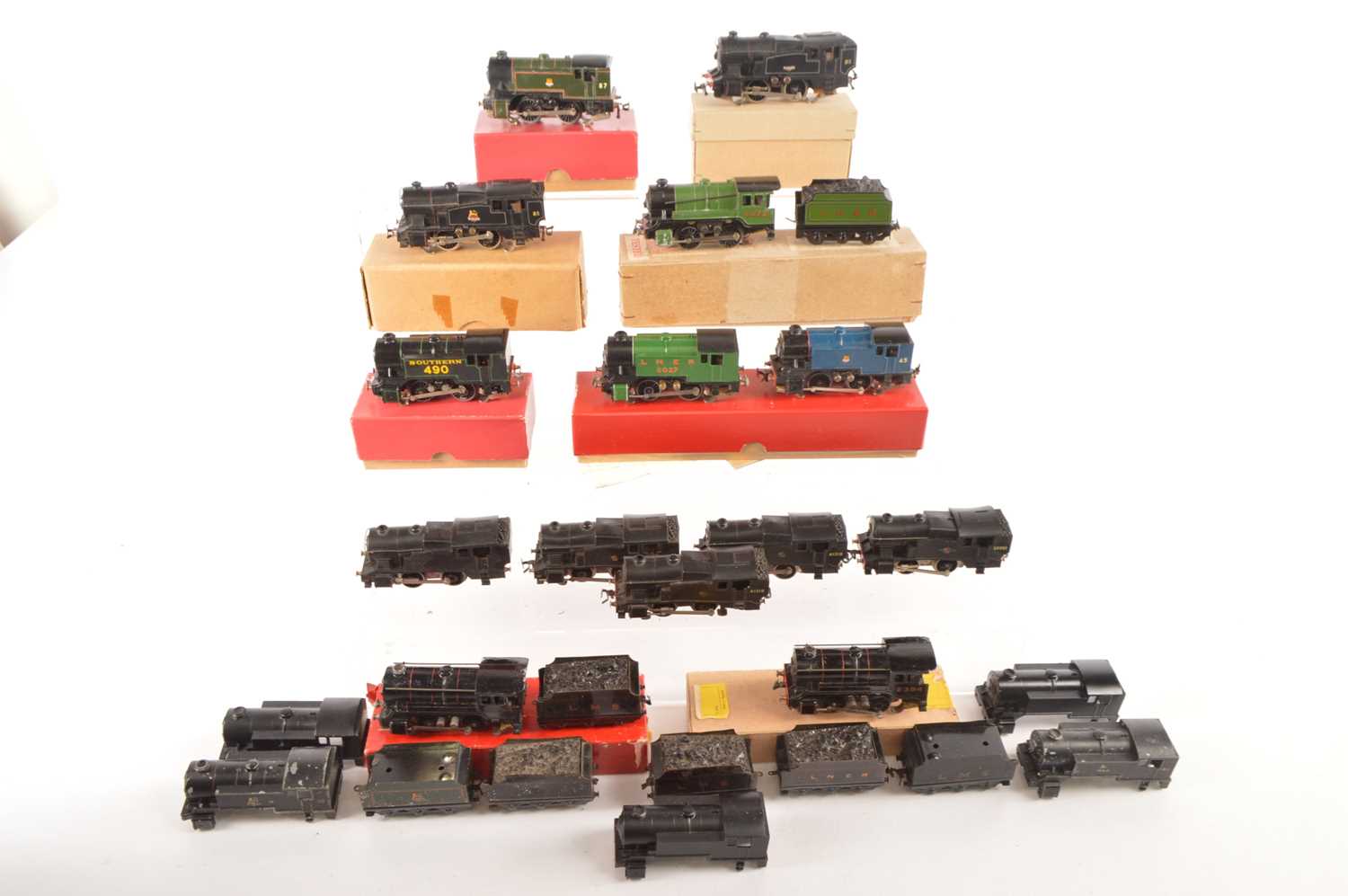 Lot 124 - Trix 00 Gauge 1950's AC and DC 0-4-0 Tank  metal and plastic and metal Tender Locomotives  spare metal Tank bodies and Tenders  some repaints (23)