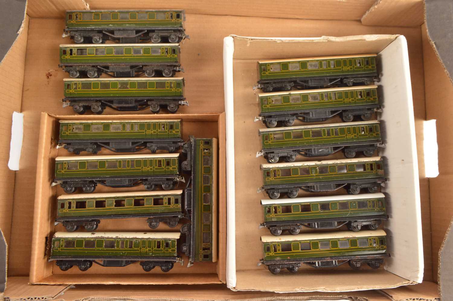 Lot 136 - Trix 00 Gauge pre-and post-war Southern Railway green EMU and other Coaches (14)