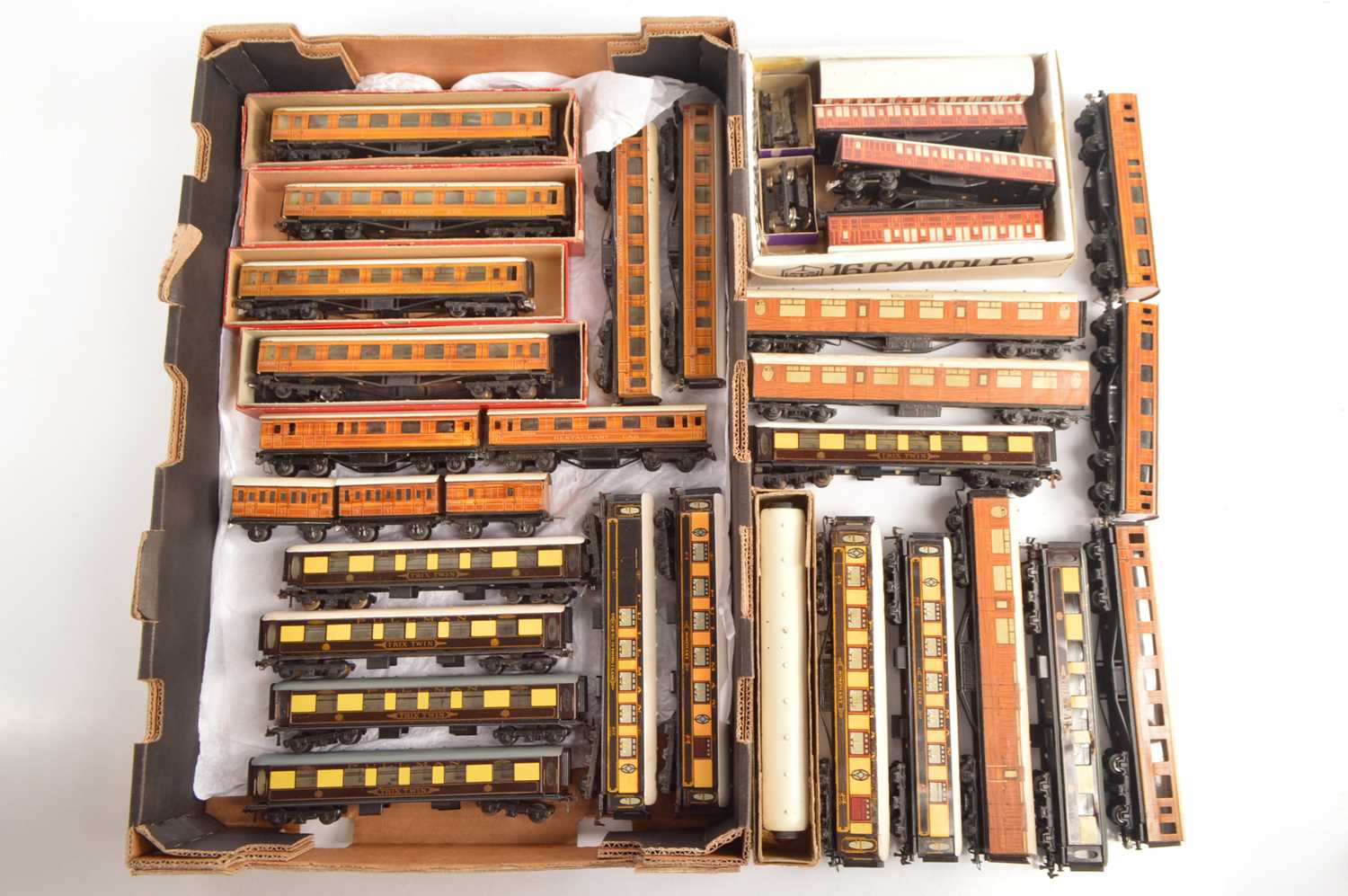 Lot 138 - Trix and other makers 00 Gauge Pullman and LNER Coaches including Articulated set (32)