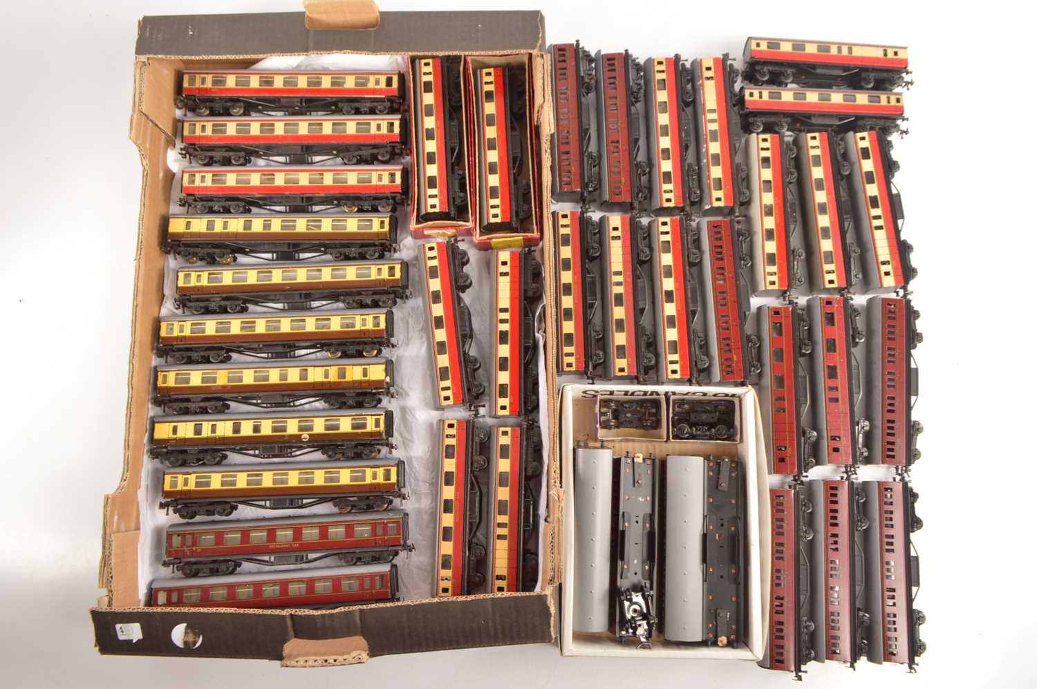 Lot 139 - Trix 00 Gauge BR maroon, WR chocolate and cream and blood and custard Suburban and Main line coaches and modified maroon Suburban Articulated set (40)