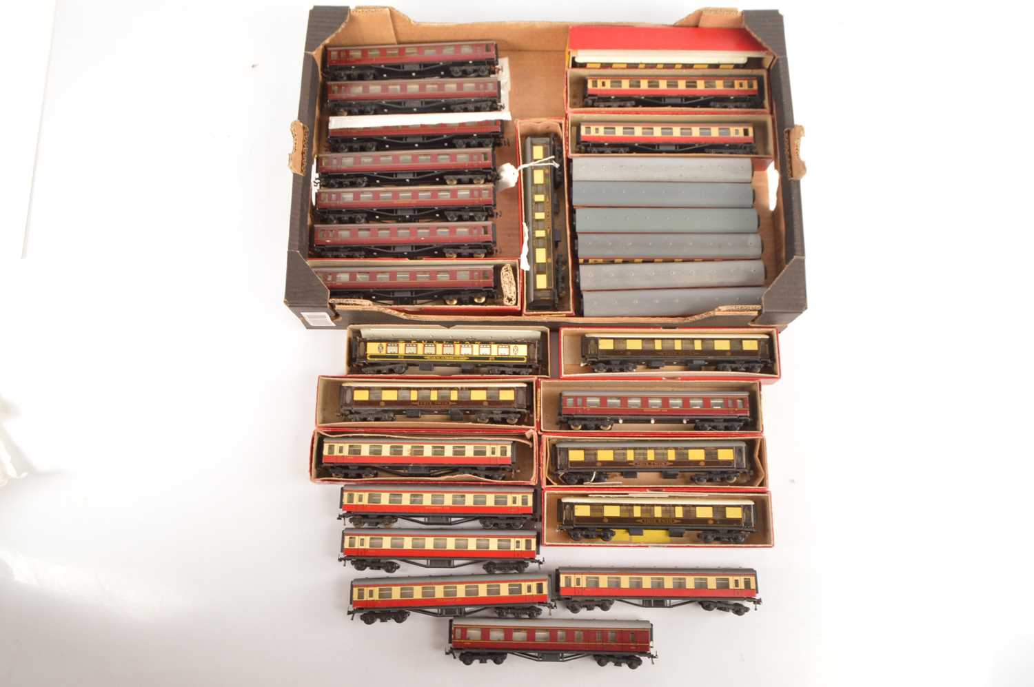 Lot 140 - Trix 00 Gauge BR maroon  and blood and custard full length Coaches and Trix Twin Pullman Cars (29)