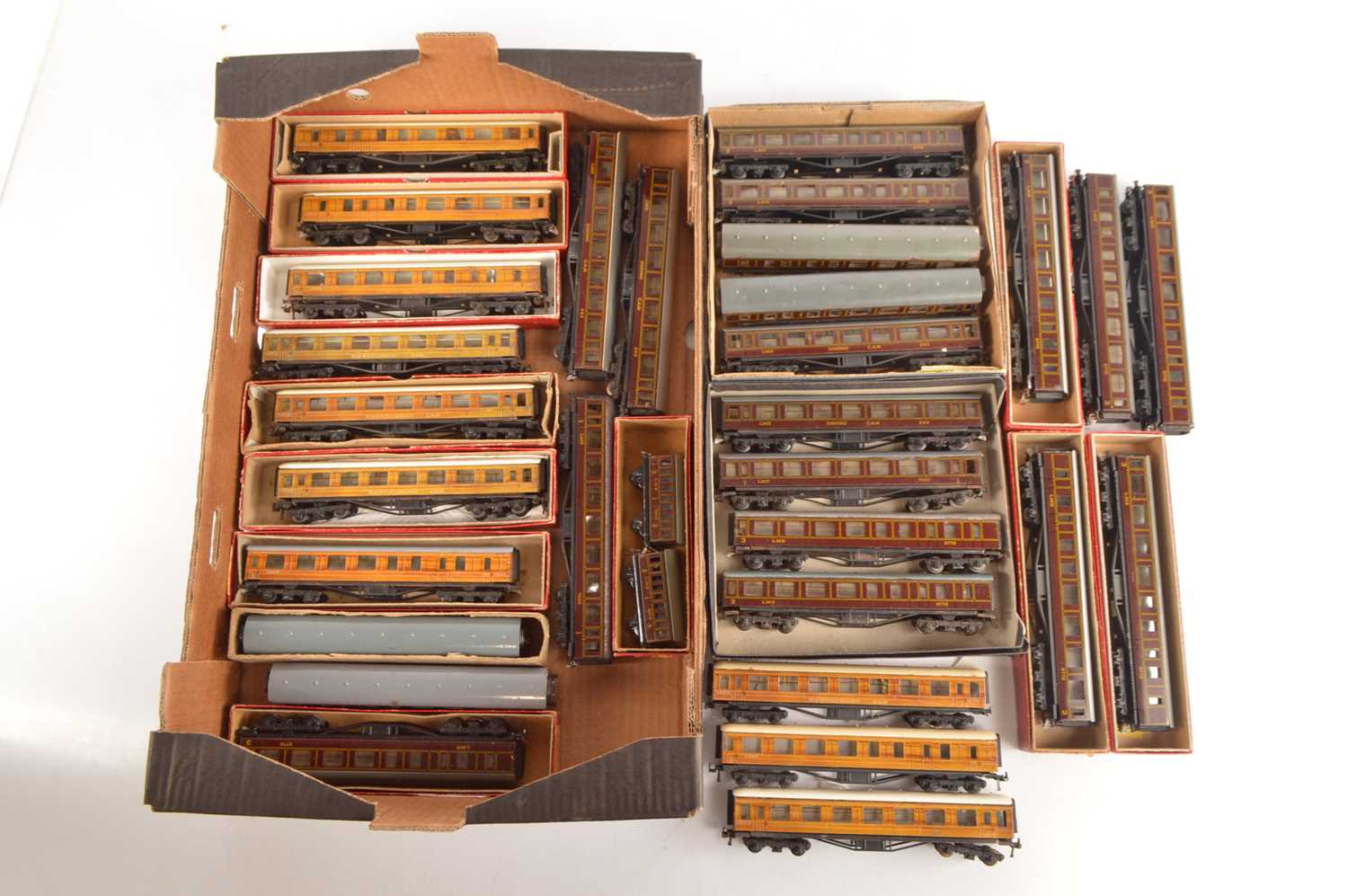 Lot 141 - Trix 00 Gauge LMS and LNER Full length Coaches (32)