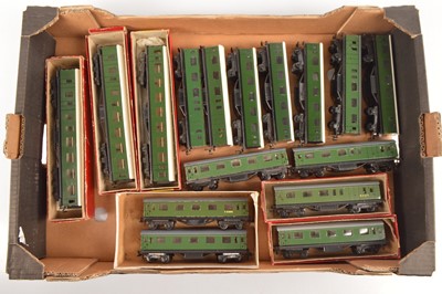 Lot 142 - Trix 00 Gauge short and full length bogie coaches repainted green (16)
