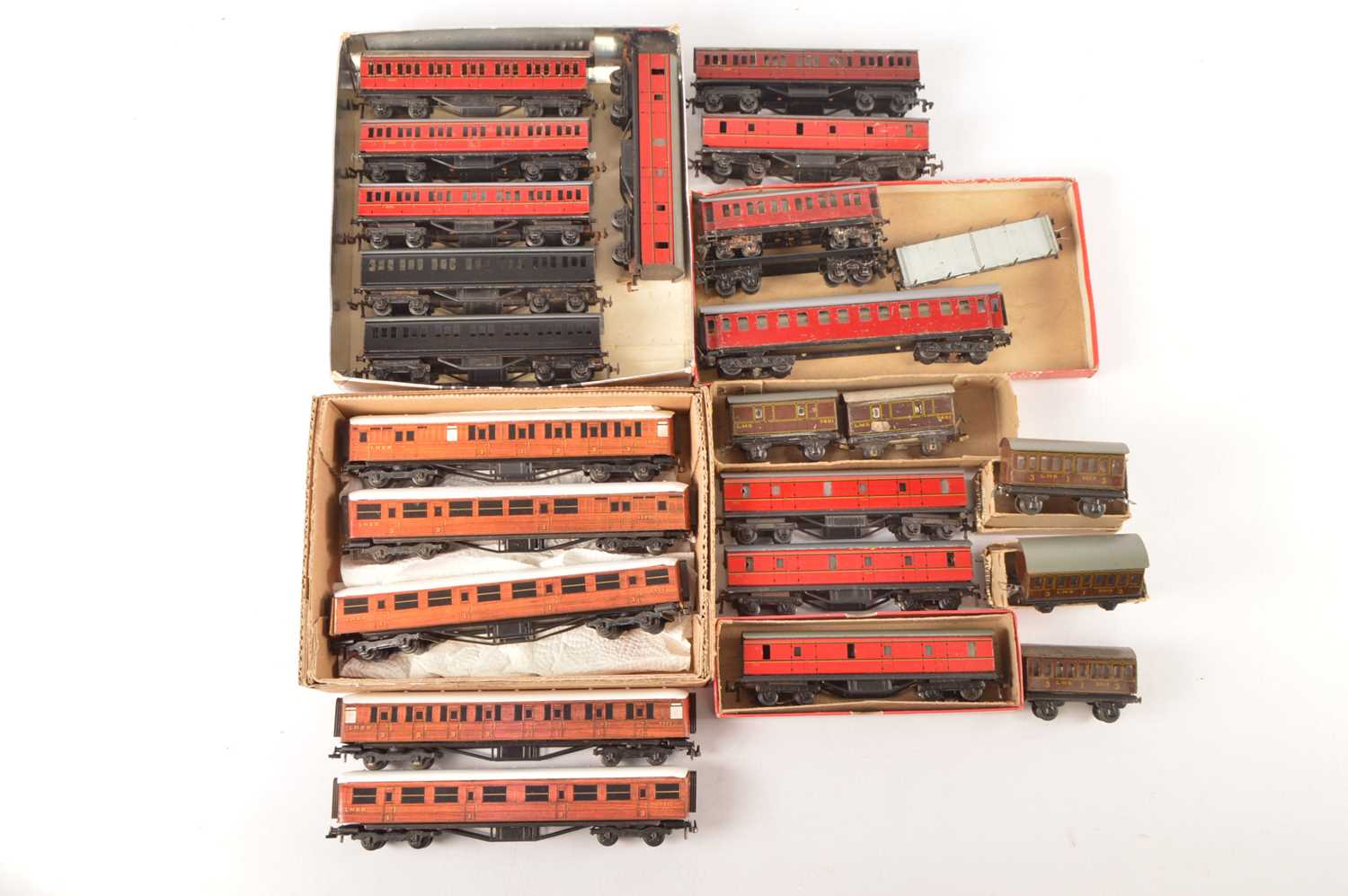 Lot 147 - Trix 00 Gauge tinplate 4-wheel and short and long bogie Coaches and Continental Coaches (24)