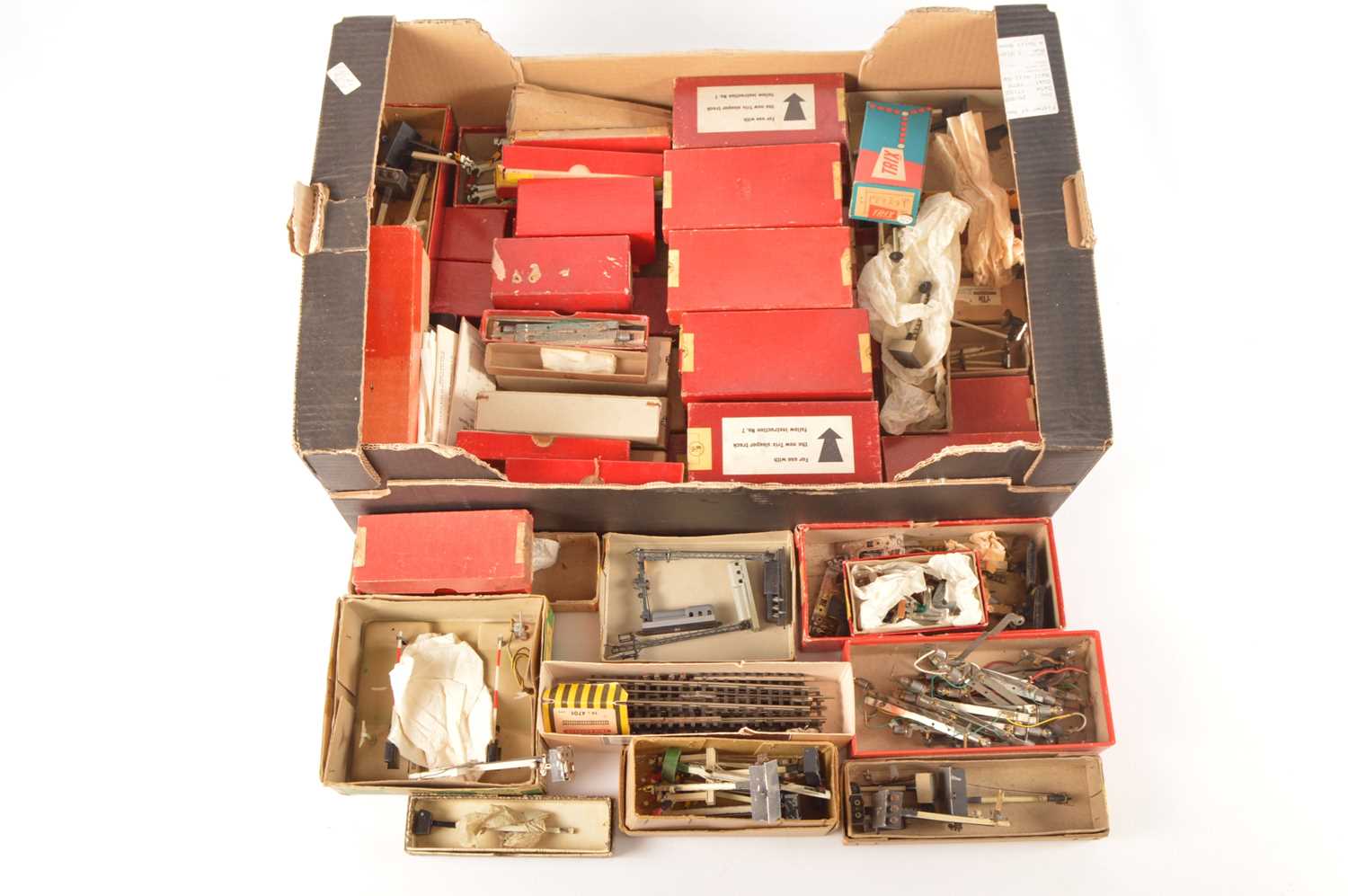 Lot 148 - Trix 00 Gauge boxed and unboxed electric and manual Semaphore and colour Light Signals Yard Lamps Coaching lights (100+))