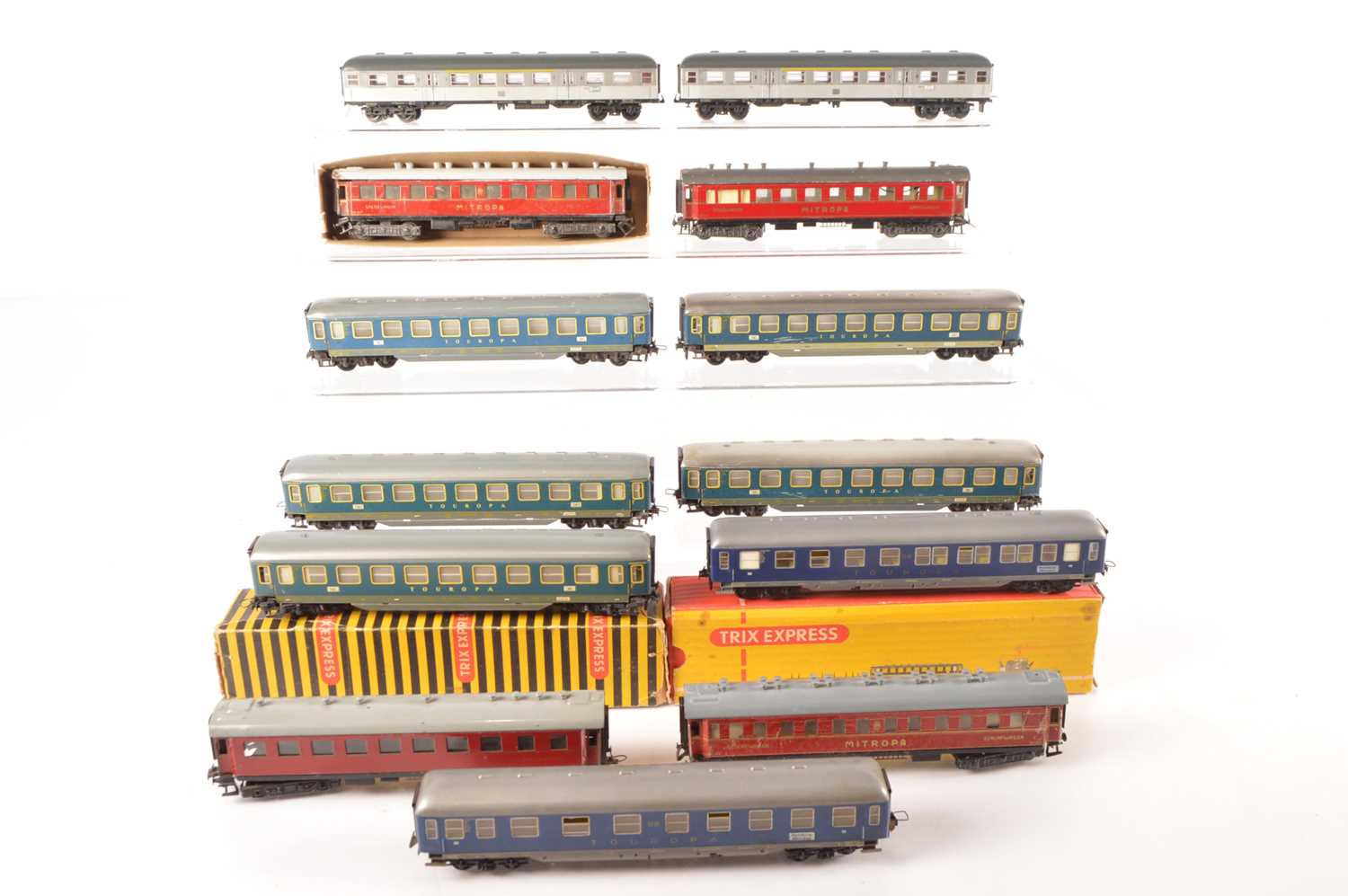 Lot 176 - Trix HO Gauge Touropa and Mitropa Commuter Coaches (13)