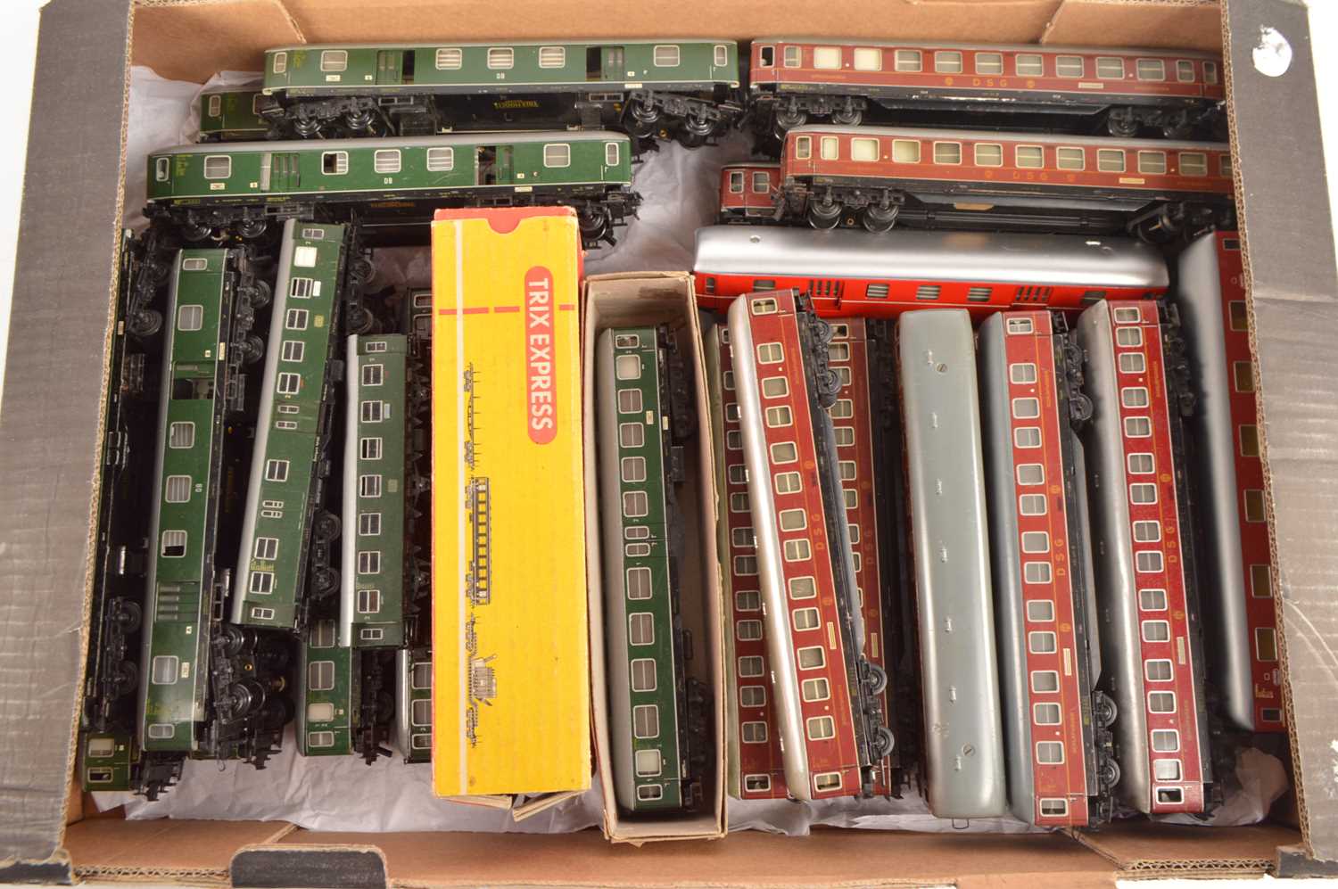 Lot 177 - Trix HO Gauge DB green and DSB  red Coaches (30)