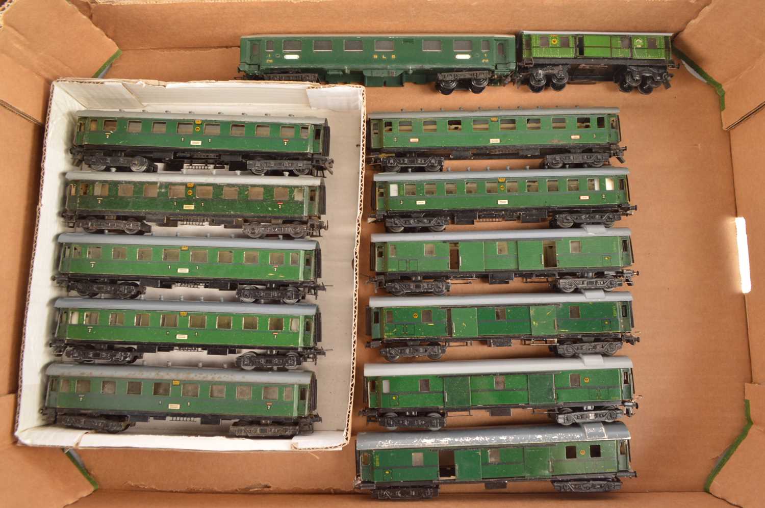 Lot 178 - Trix HO Gauge pre and post war green Coaches and Baggage Cars (13)