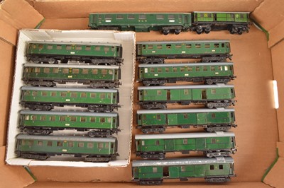 Lot 178 - Trix HO Gauge pre and post war green Coaches and Baggage Cars (13)