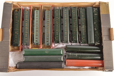 Lot 185 - Trix HO Gauge American Outline green Coaches and Baggage Cars (17)