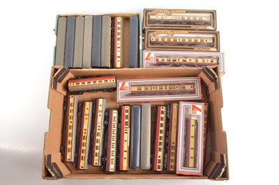 Lot 208 - Hornby Lima Mainline Passenger coaches (26)