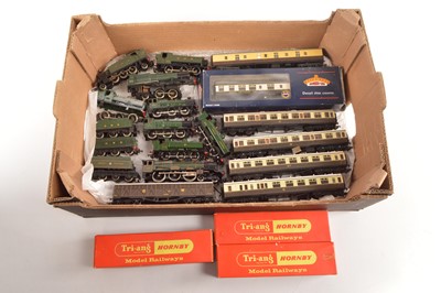 Lot 212 - Mainline Lima Bachmann and other Great Western Locomotives and coaches 00 gauge (22)