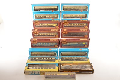 Lot 213 - Airfix Grafar and other coaches 00 gauge in original boxes and chocolate/cream liveries (19)