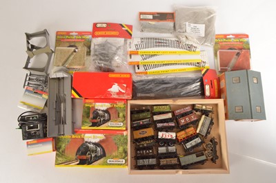 Lot 250 - Hornby and other 00 gauge Buildings track and accessories (qty in 1 box)