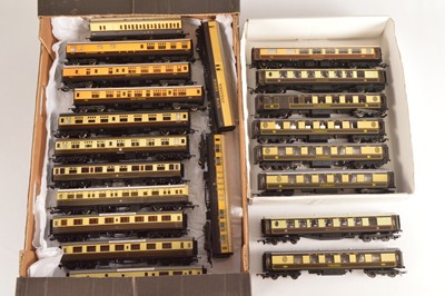 Lot 257 - Hornby Lima Bachmann 00 gauge Pullmans and coaches  (21)
