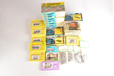 Lot 262 - Buildings and Rolling Stock 00 gauge Plastic Construction Kits  in original boxes (35)