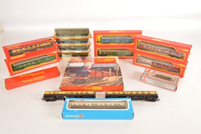 Lot 302 - Hornby Airfix Lima Grafar 00 gauge Locomotives and coaches (16)